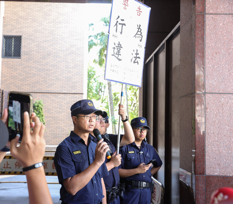 支持者聚集北檢挺柯文哲 警方舉牌警告違法