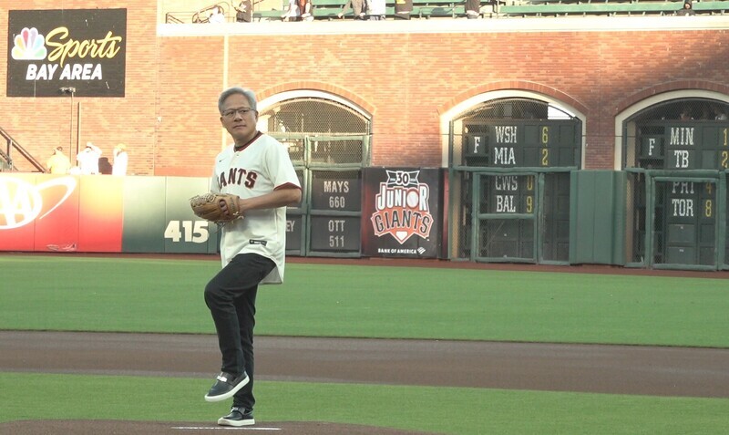 MLB巨人球場開球 黃仁勳：非常喜歡台灣日