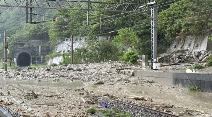 台鐵東部幹線遭土石淹沒  待穩定立即搶修