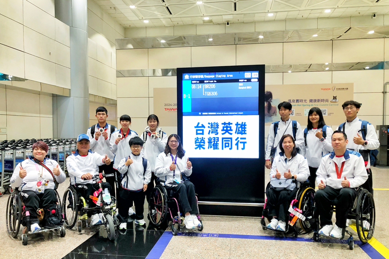 巴黎帕運台灣代表團返台 桃機水門禮迎接英雄
