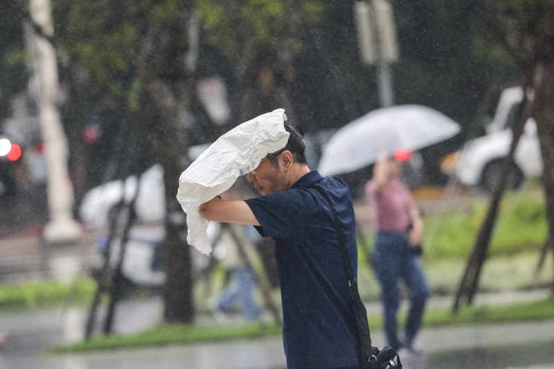 低壓影響各地留意局部豪大雨  北部雨勢午後變大