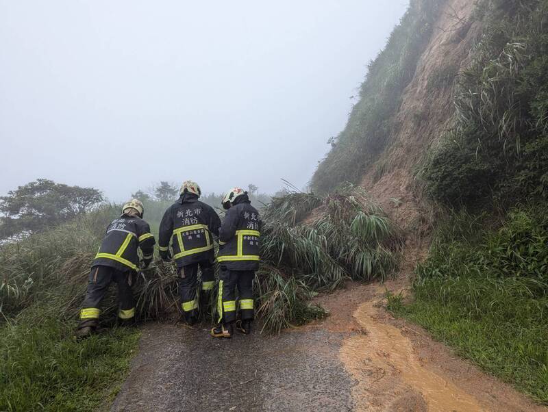 豪雨籠罩新北市 山區、平地多處交通受阻