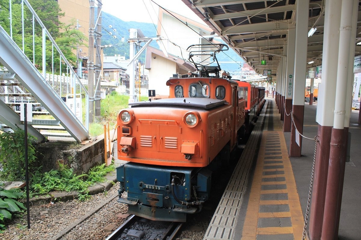 日本黑部峽谷觀光列車遇土石流 車上約60人無人傷