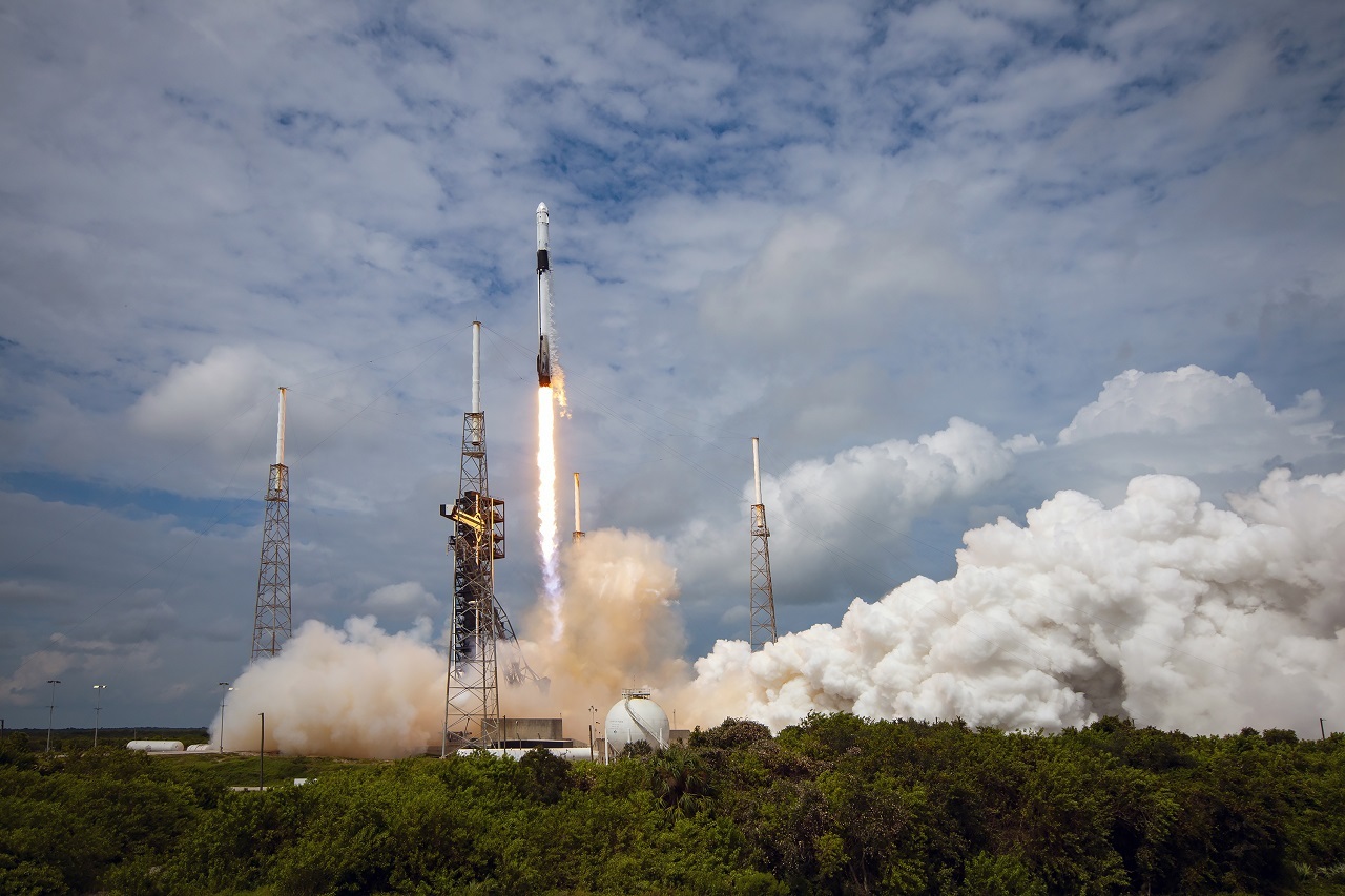 SpaceX獵鷹9號升空 準備接回滯留ISS太空人