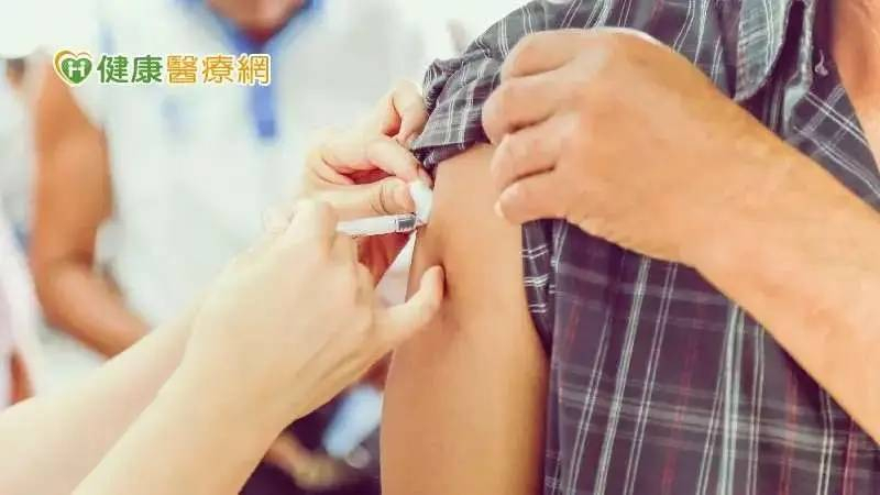 10月新冠、流感疫苗同步開打！同時打2種疫苗副作用會更強？