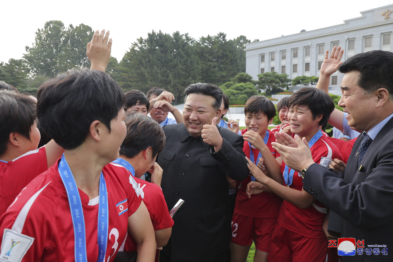 金正恩接見北韓女足隊 盛讚擊敗美國等強敵