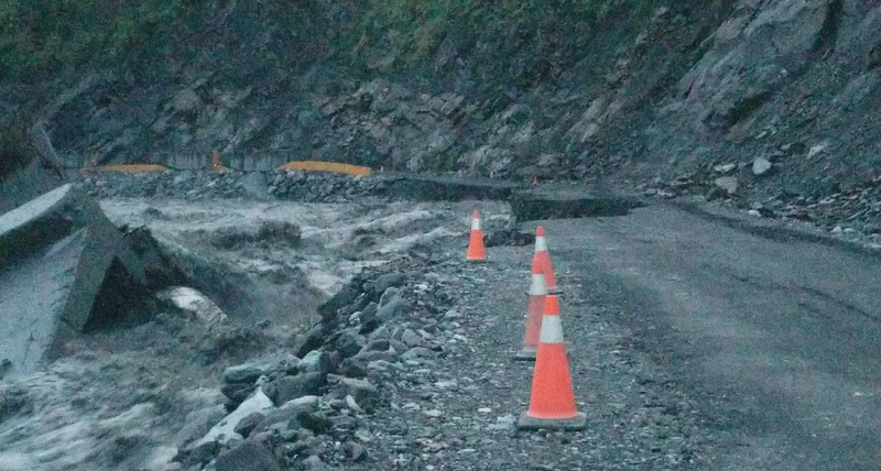 山陀兒來襲荖濃溪暴漲  明霸克露橋河床便道流失