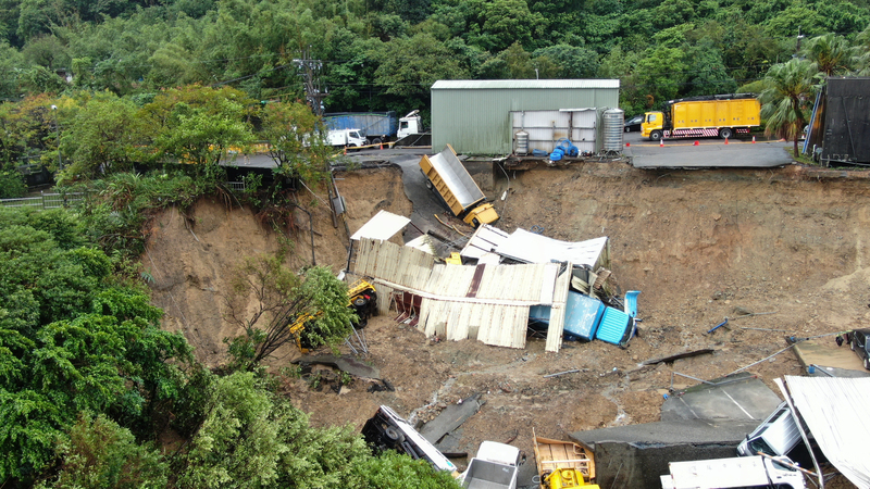 基隆天外天焚化爐山崩12公務車落邊坡 新豐街走山市府拚7日通車
