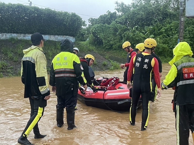 北海岸超大豪雨 新北市宣布萬里金山石門三芝5日停班停課