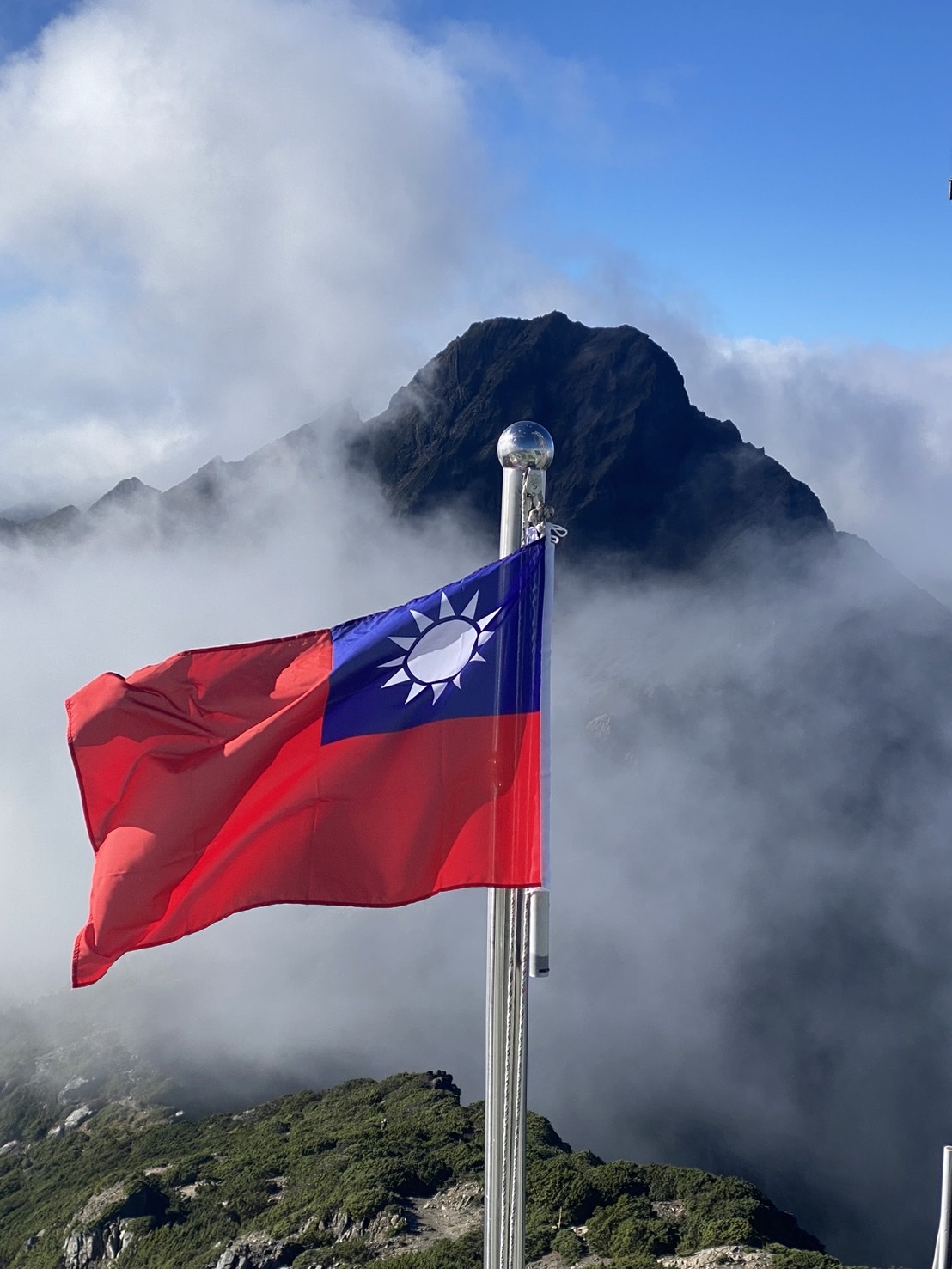 普天同慶！ 玉山氣象站飄揚最美的國旗風景