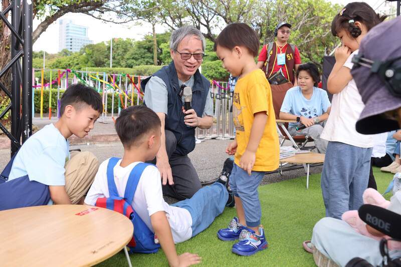 李遠變身小野爺爺 &nbsp;為孩子們「演」故事