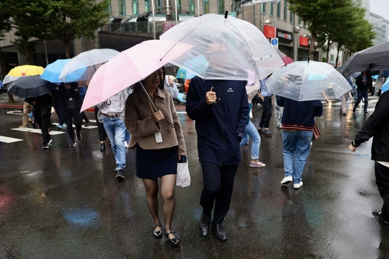 東北迎風面降雨時間長 周末冷氣團報到