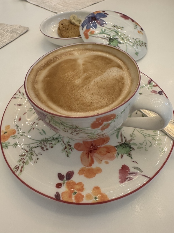 一杯喝完再一杯 去咖啡店真的為了喝咖啡？