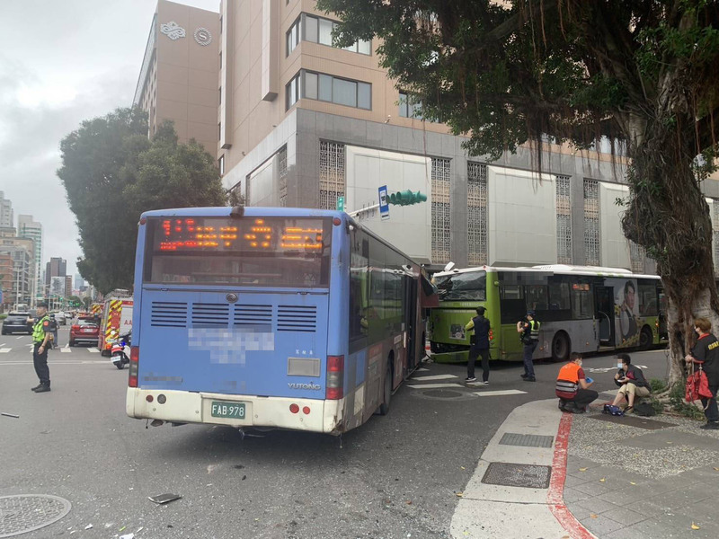 北市公車追撞釀1死15傷 行人遭捲入車底送醫不治