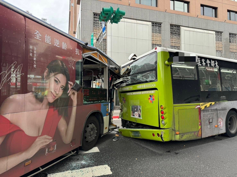 北市公車追撞1死15傷 路權團體：駕照太容易取得