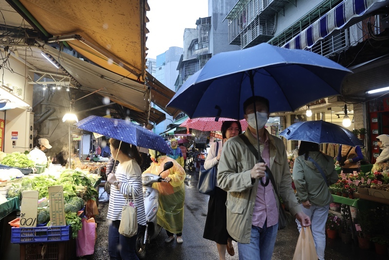 降雨趨緩北台明顯轉涼 各地越晚越涼