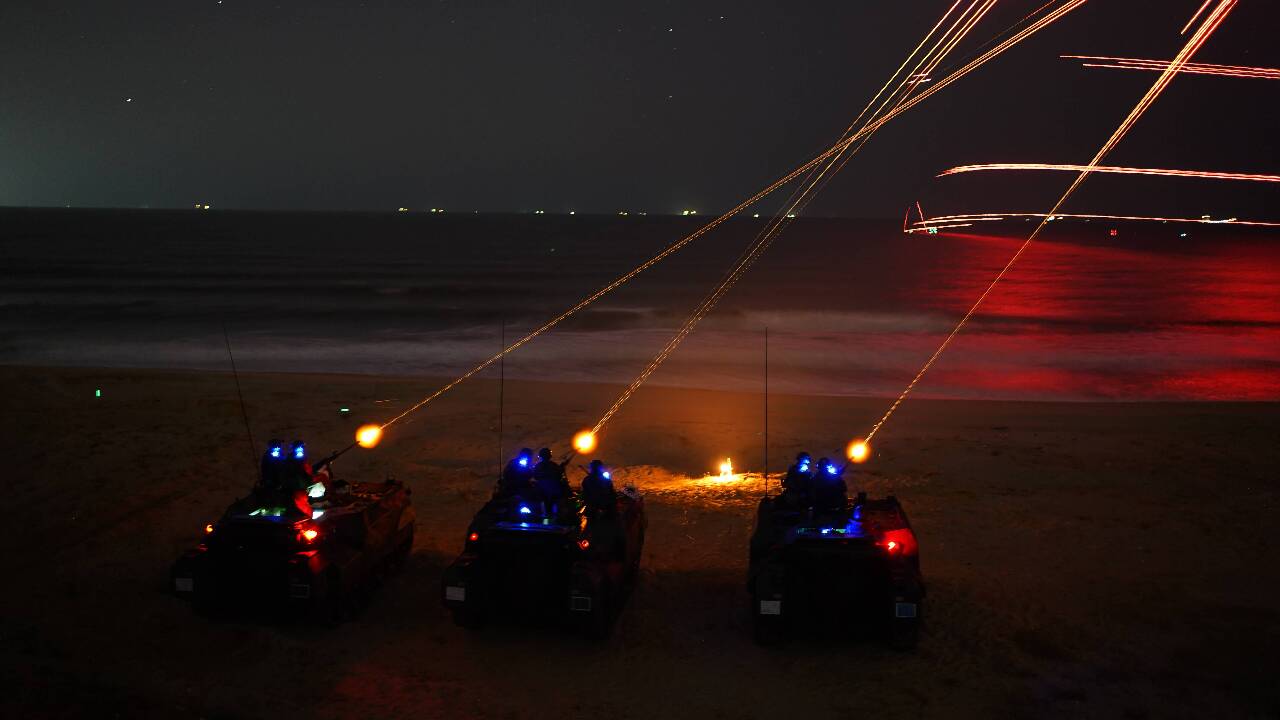 夜間操演火砲射擊海空目標 金防部強化臨戰應變