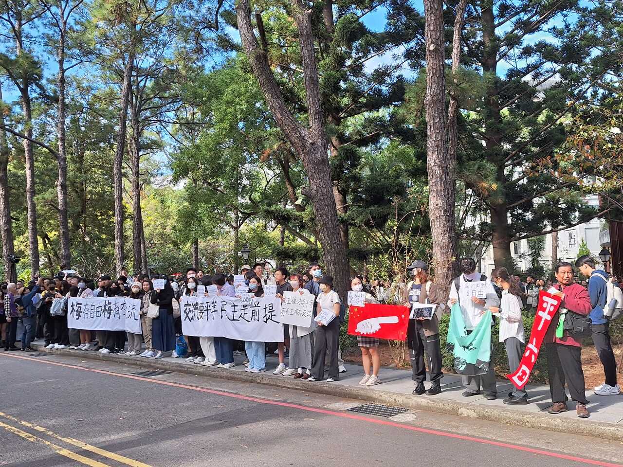 中生團參訪清大遇抗議 清大學生批偷偷摸摸竄訪作秀