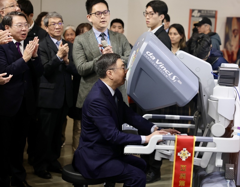 參觀台灣醫療科技展 卓榮泰盼輸出至國外進行國際醫療