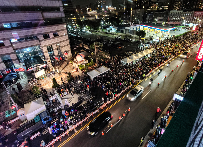 青鳥集結國民黨部前抗議  &nbsp;藍營播電音反擊