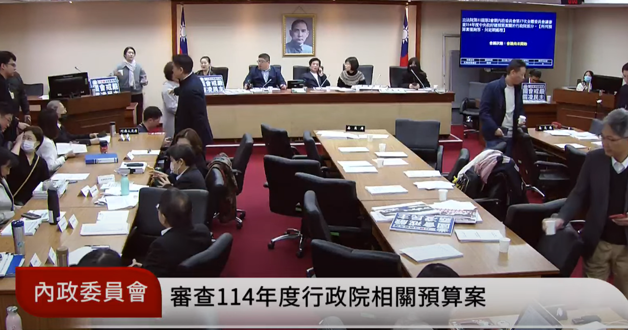 綠委占內政委員會主席台 反對確認選罷法修法議事錄