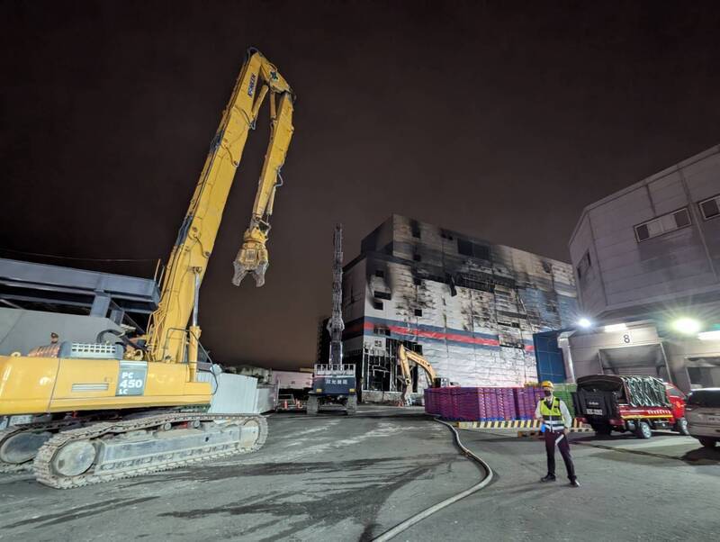 台中倉儲大火9死 消防局初判電焊火星引燃油漆混合物