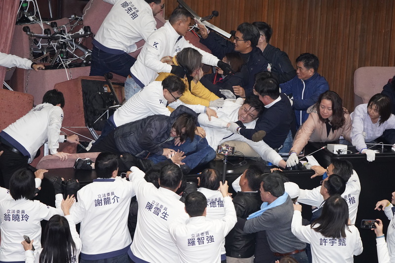 立院爆發衝突全武行 陸網友也熱議