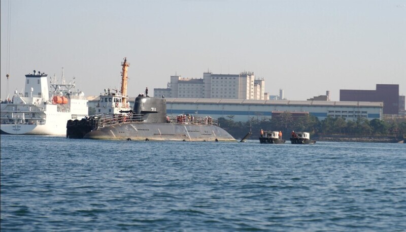 台船：海鯤艦完成泊港軸系校中作業 移船入塢測試