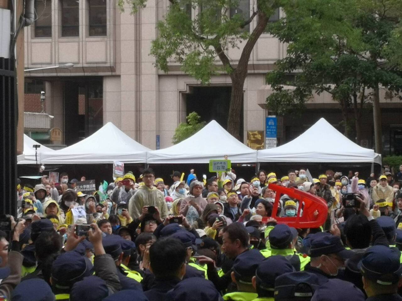 青鳥高喊停止開會 試圖衝入立院氣氛肅殺