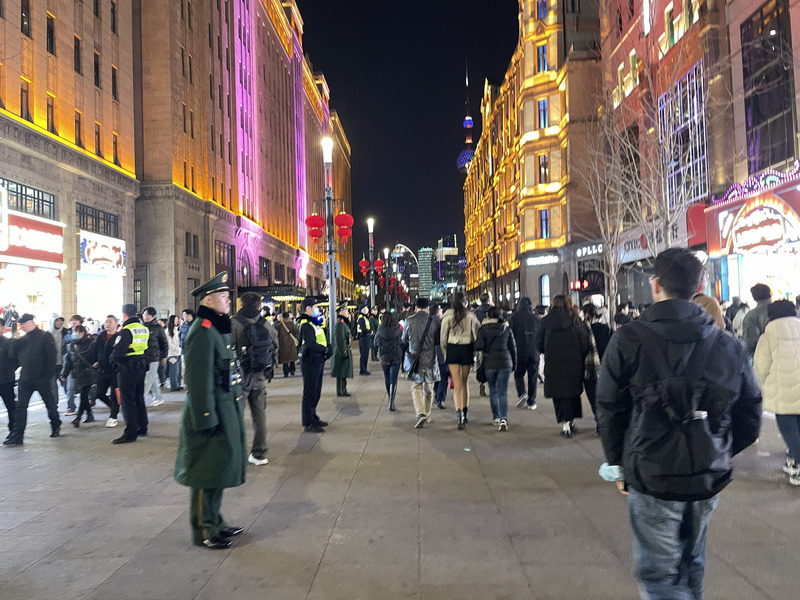 上海外灘跨年無燈光秀仍現人潮 大批警力待命