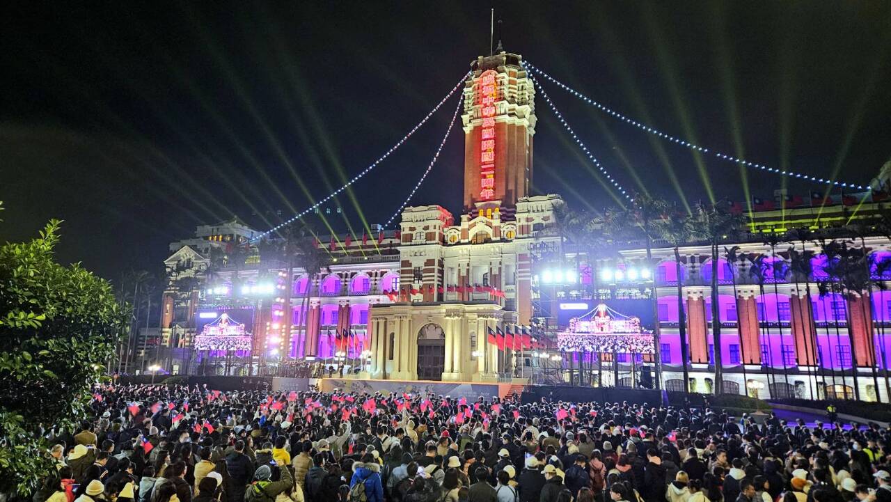 總統府前元旦升旗 總統、副總統與數千民眾共迎2025年(影音)