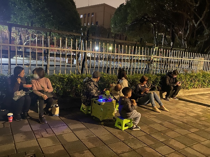 京華城案再開羈押庭小草聲援  北市出動20警安維