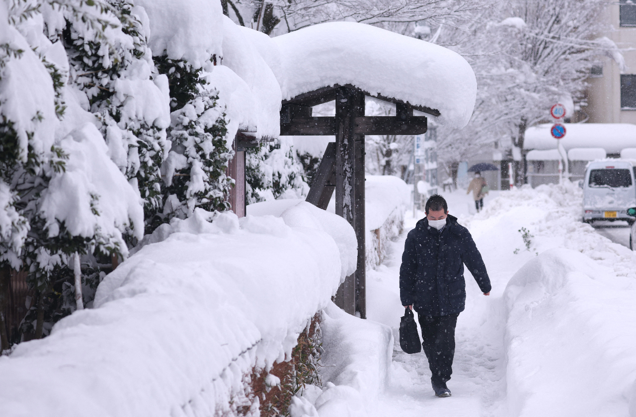 日本大範圍地區下大雪 山形新幹線全線停駛