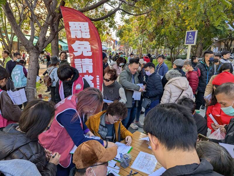 台中罷免潮12日持續 閩南狼、四叉貓等網紅現場助陣