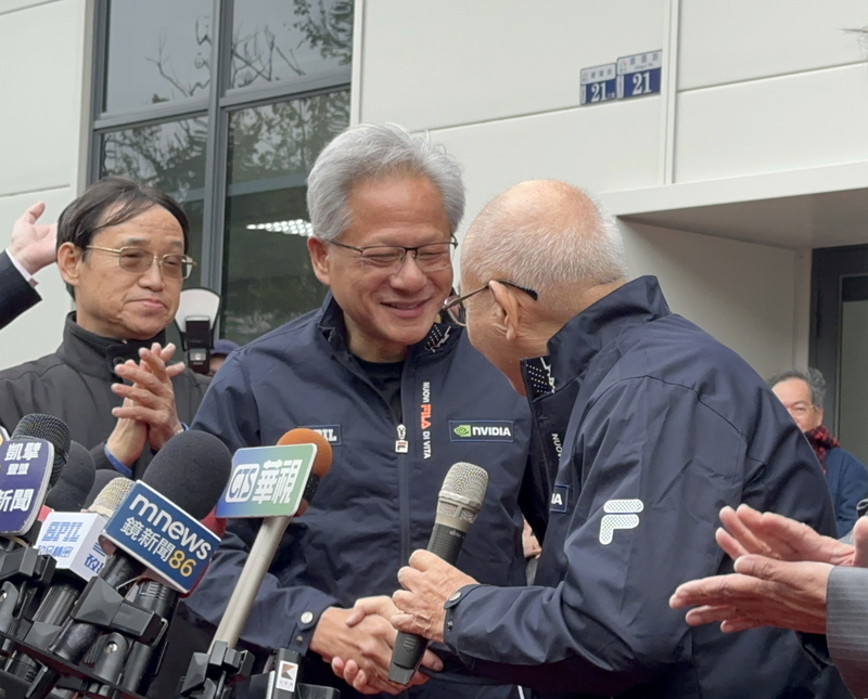 傳晶片過熱 黃仁勳：輝達已克服 現全面生產並送達客戶