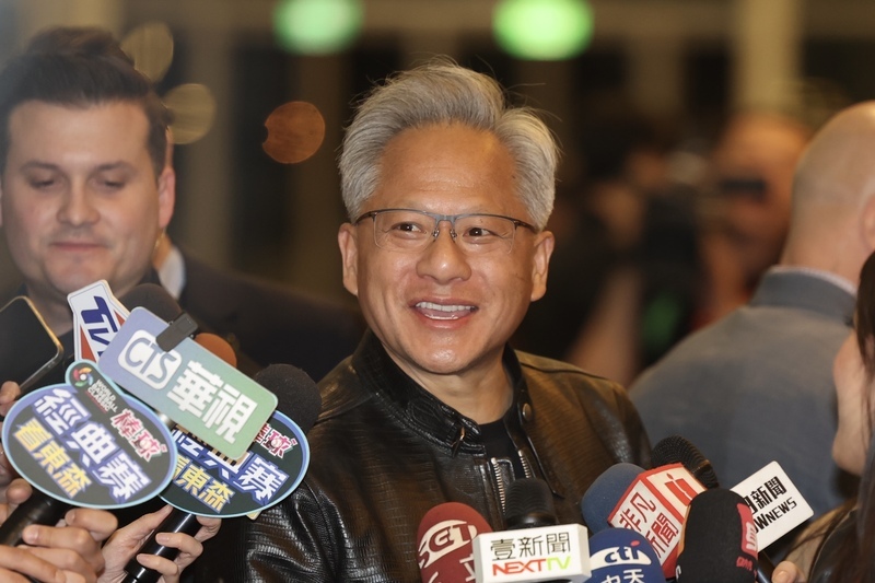 輝達重登全球市值王 黃仁勳傳現身上海