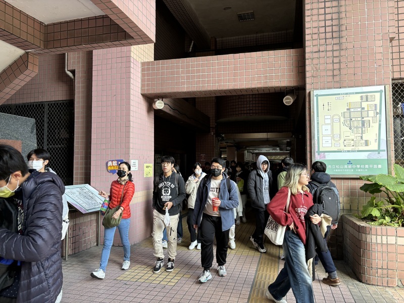 學測50名考生未帶有效證件 2人違規使用手機