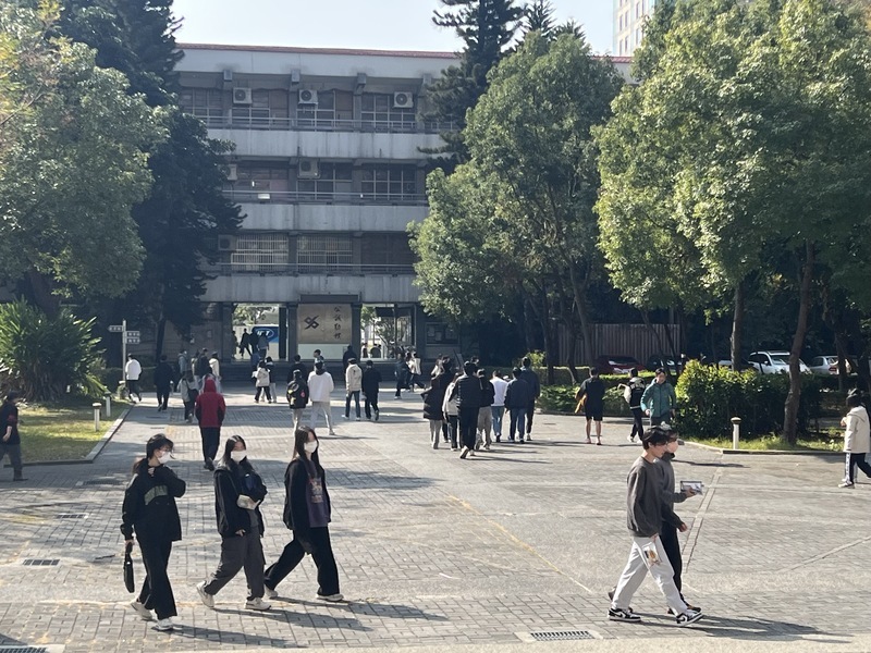 學測考生偷拍英文答題卷發上網嚴重違規 最重將取消考試資格