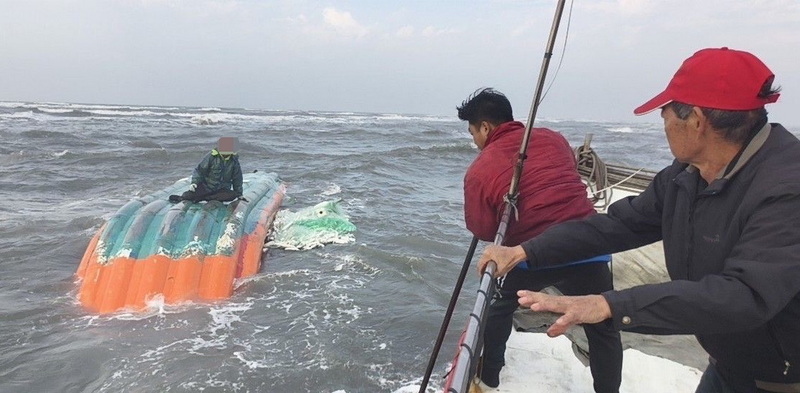 漁民駕膠筏雲林外海遇大浪翻覆  海巡冒險救回