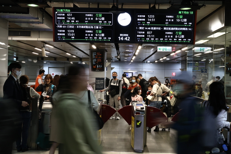 雙鐵春節連假疏運順暢  交部政次勉一線同仁