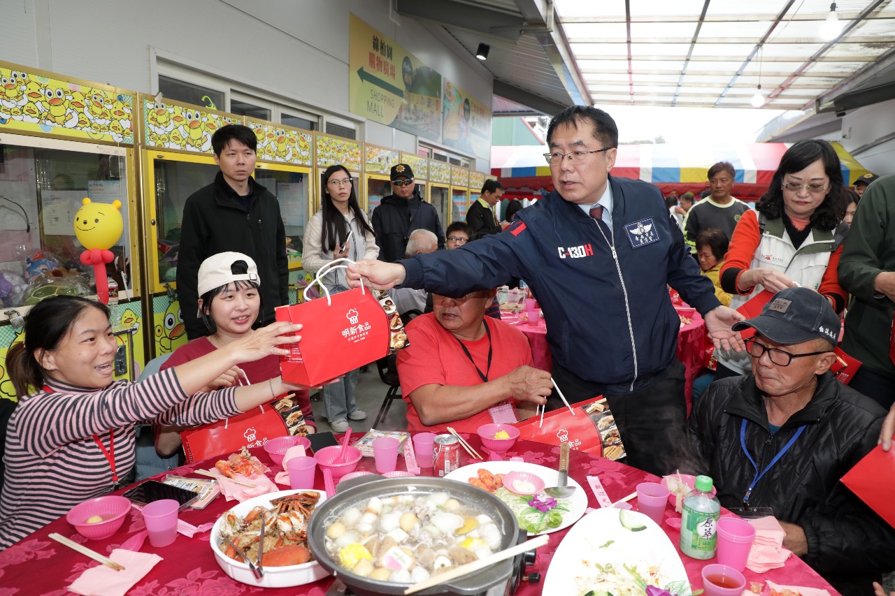 黃偉哲除夕與災民圍爐 首批慰助金共發出約2000萬元