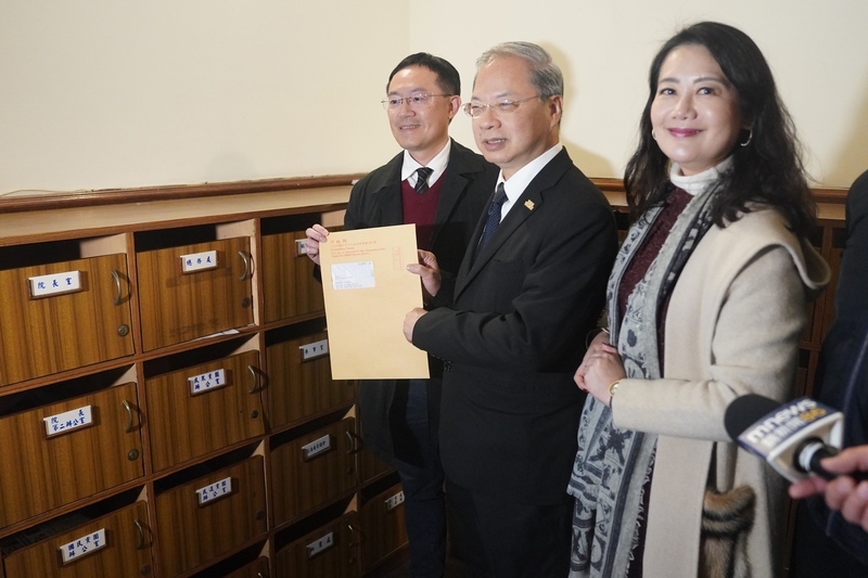 政院提選罷法覆議案&nbsp; 龔明鑫下午親送公文至立院