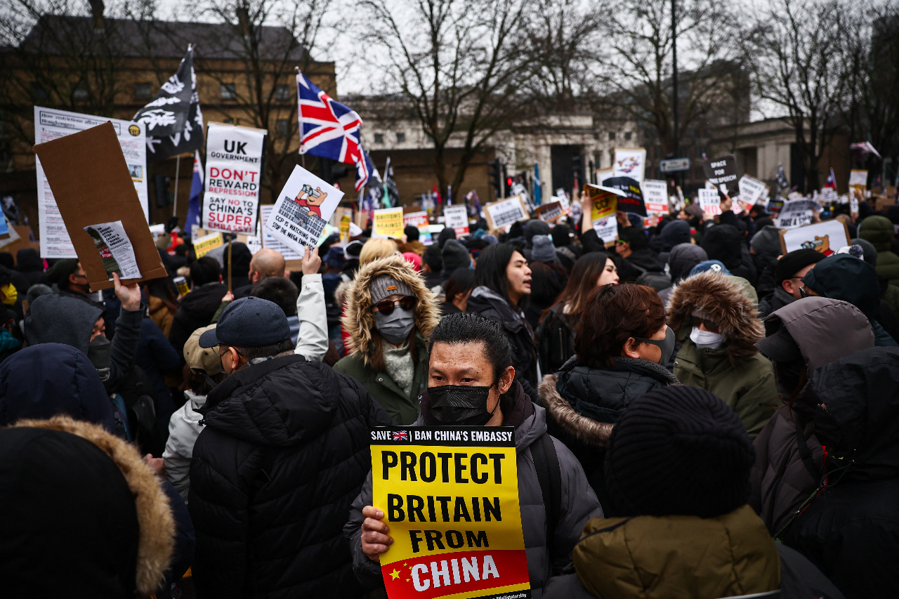 中國巨型使館逾千人抗議 英議員籲政府勿向北京低頭