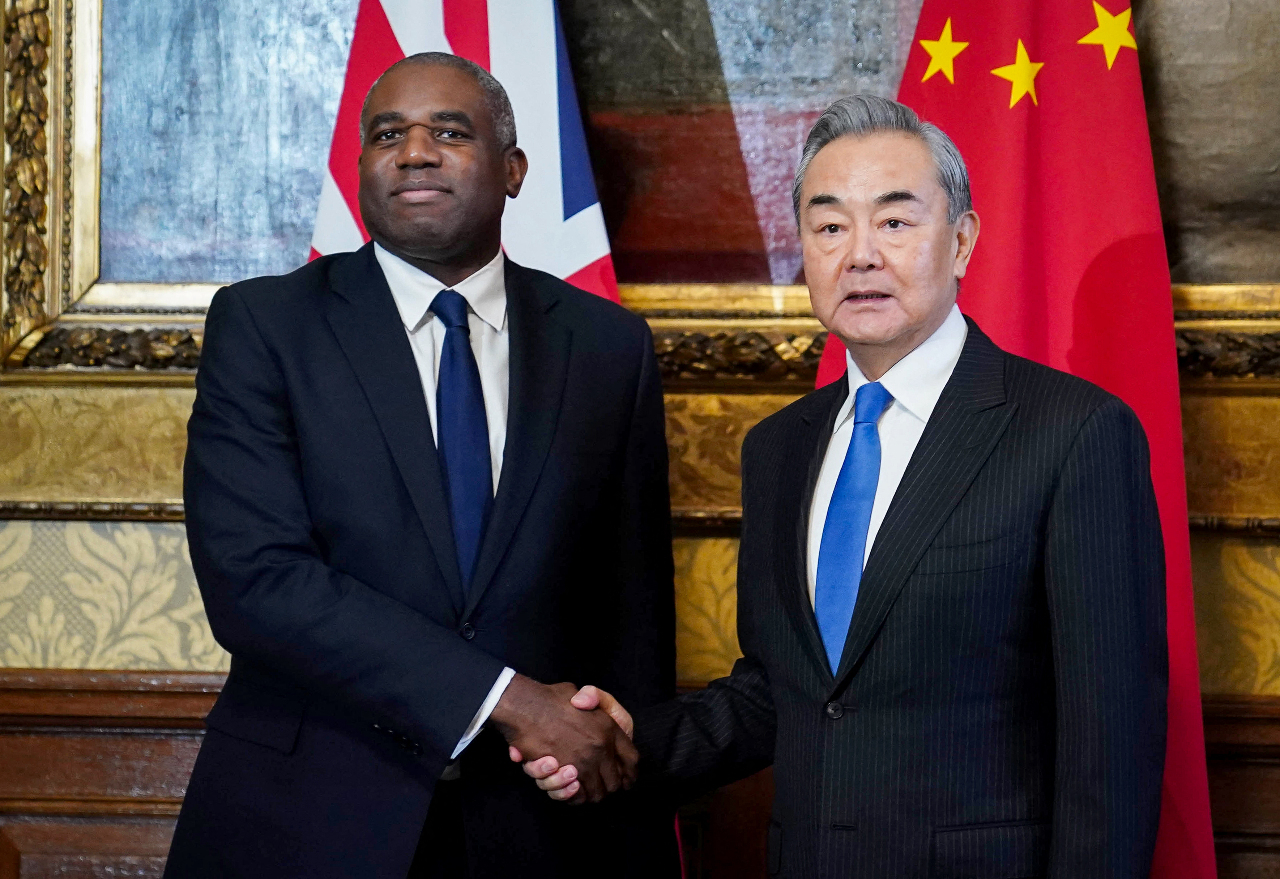 王毅訪英 與英相施凱爾和外相拉米會談