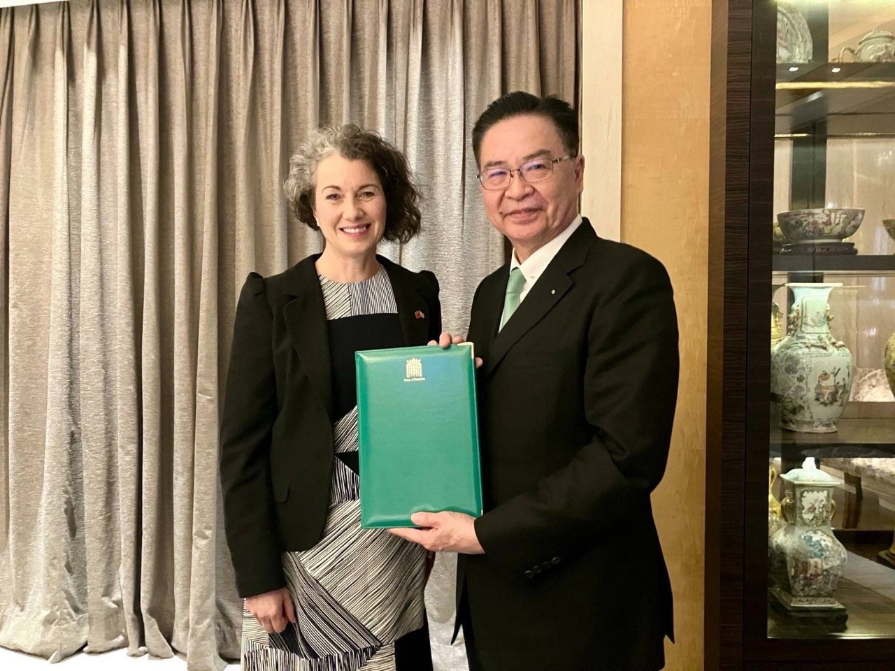 吳釗燮會見「台英國會小組」訪團 盼共同推動「全球半導體民主供應鏈倡議」