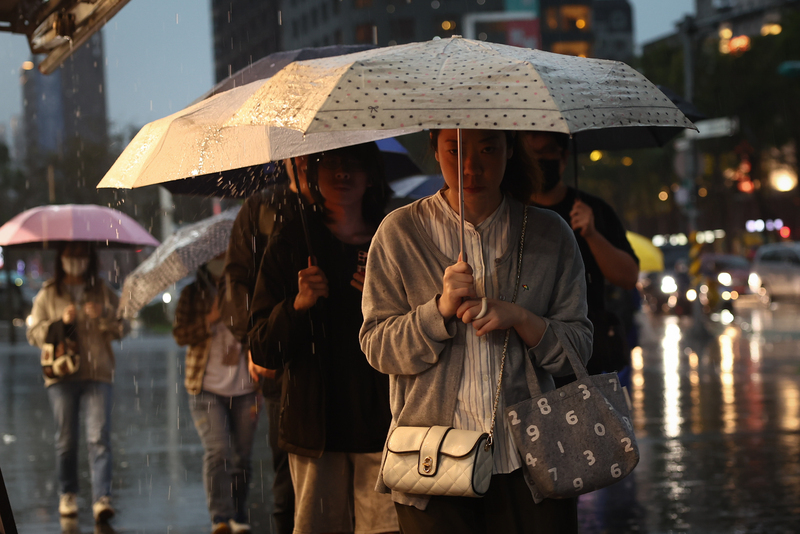 大雷雨特報台中多區下冰雹 6日冷氣團南下北部低溫探12度