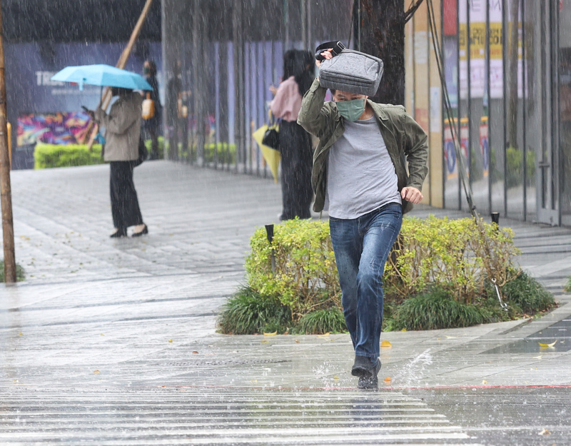 28日鋒面通過轉雨驟降溫 週末北部低溫探14度