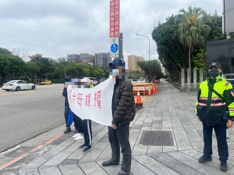 中配小微、恩綺遭限期離境 總統府前陳情拉布條