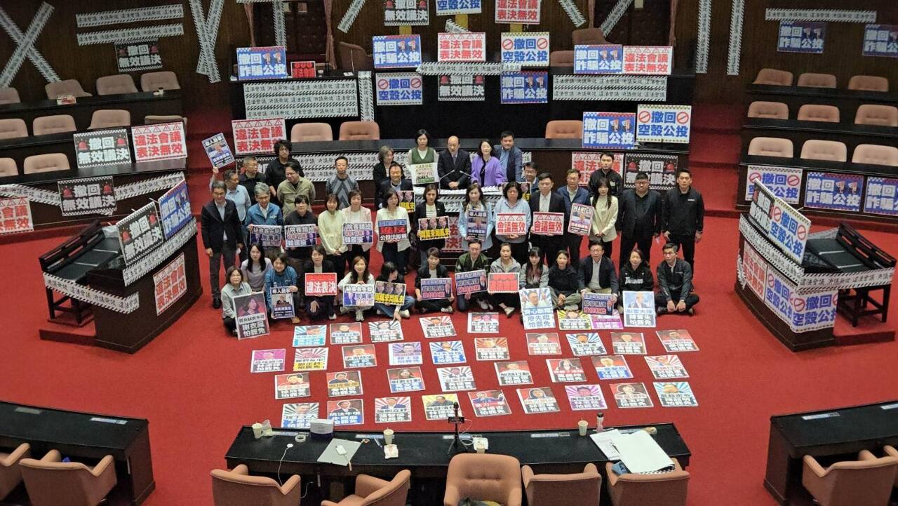 抗議25日會議違法違憲 民進黨拂曉出擊占領主席台