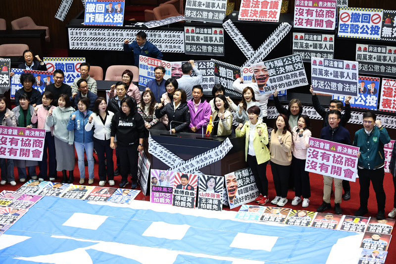 綠委甲動再占議場主席台 抗議3/25立院會議違法